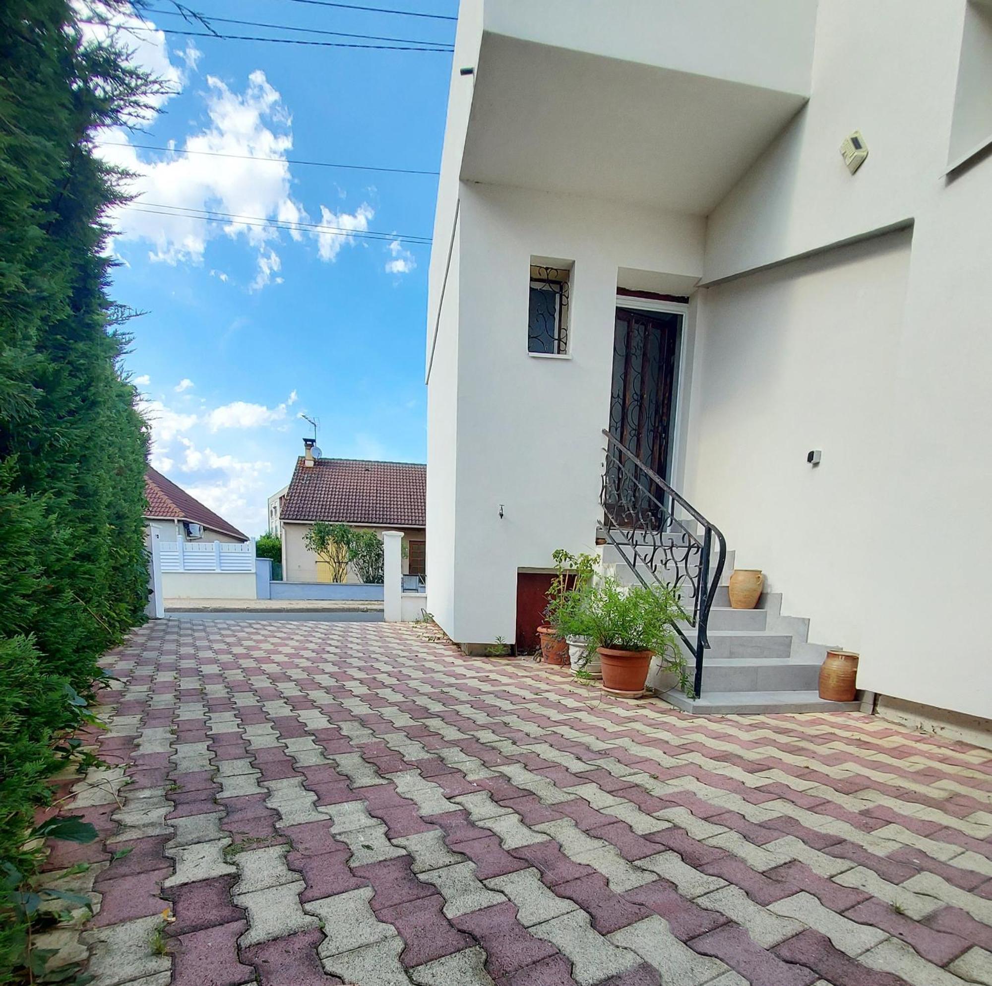 Appartement Meuble Avec Deux Chambres Moulins  Buitenkant foto